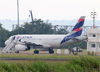 Airbus A319-132, HC-CPZ, da LATAM Airlines Ecuador, estacionado em frente a alfândega. (21/03/2019)
