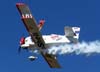 A wingwalker Marta Lucia Bognar voando na asa do Grumman Showcat, PP-XDI, pilotado pelo Pedrinho Melo.