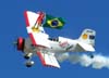 A wingwalker Marta Lucia Bognar voando na asa do Grumman Showcat, PP-XDI, pilotado pelo Pedrinho Melo.