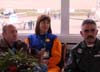 A partir da esquerda, Cesar Flistocco, líder do Hangar Del Cielo, a wingwalking Marta Bognar e Vadico, o locutor do Broa Fly-In, durante o briefing.