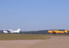 A esquerda, um Cessna Skyhawk, e a direita um North American Navion E, PT-AXI, na taxiway.