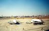 Airbus A-319 da TAM correndo para decolar da pista principal e dois Boeings 737-300 da Varig estacionados. (Julho de 2000)