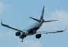 Embraer 190AR, PR-AZH, da Azul, se aproximando para fazer o primeiro pouso da Azul em Congonhas. (01/05/2010)