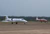 A esquerda, o VU-35 A, Learjet 35, FAB 2712, e a direita, o Embraer T-27 Tucano, FAB 1386, da Academia da Fora Area.