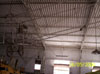 Estrutura da réplica do 14bis, amarrada no teto de um dos hangares-oficina.